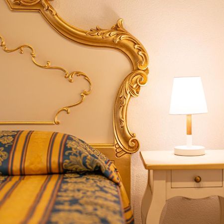 Ca' Leoncino - Venice Canal Front Apartment Экстерьер фото