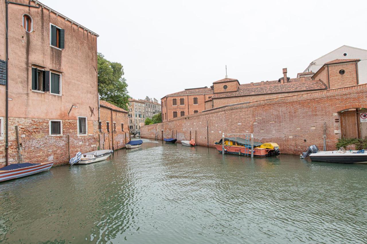 Ca' Leoncino - Venice Canal Front Apartment Экстерьер фото