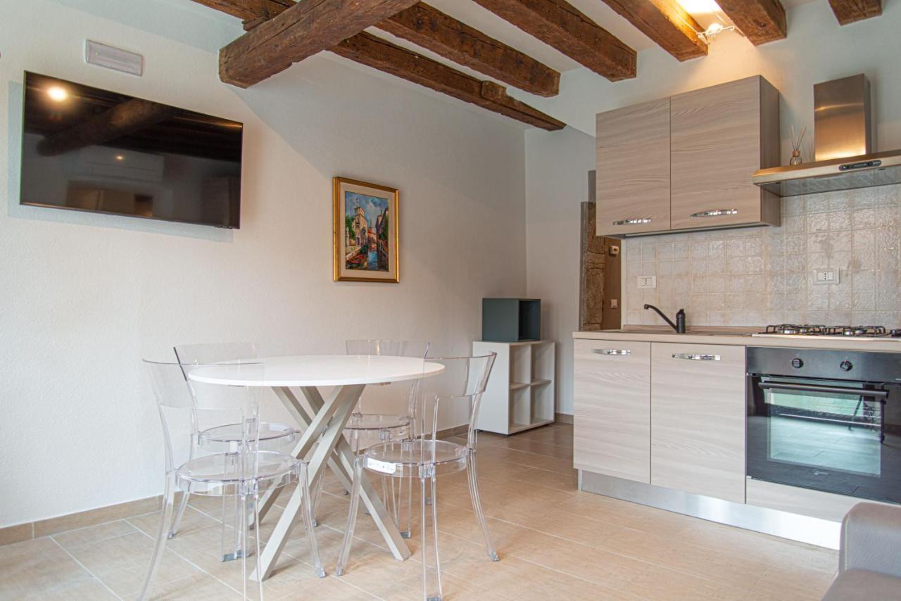Ca' Leoncino - Venice Canal Front Apartment Экстерьер фото